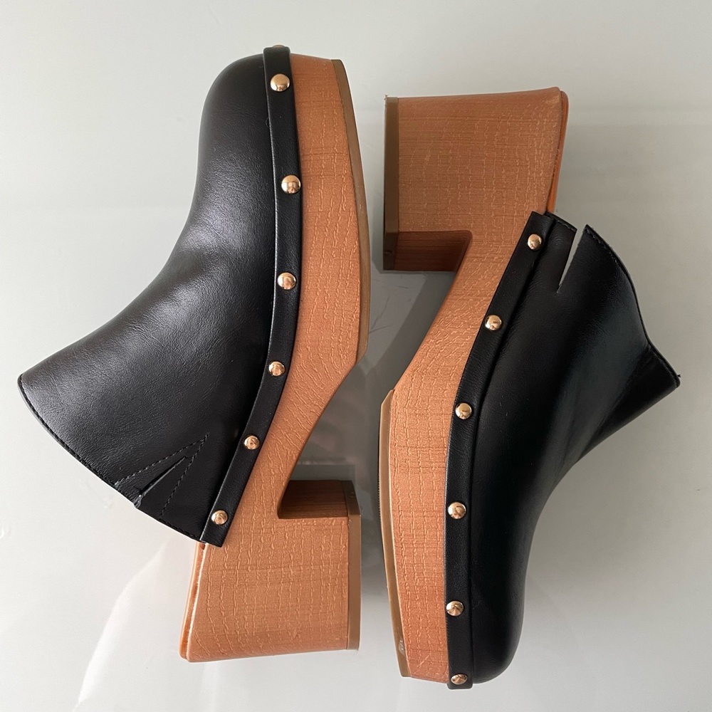Woman’s clogs mules shoes size 8.5. Platform vintage looking 70’s style